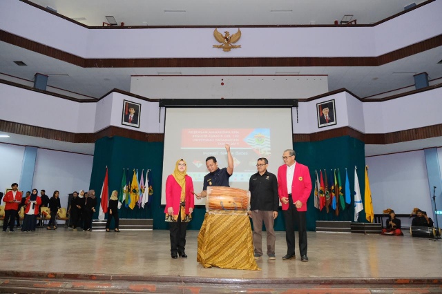 Wakil Gubernur Sulsel Andi Sudirman Sulaiman lepas mahasiswa KKN Unhas.(Berita.news/KH)