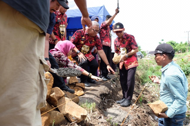 Sekretaris Daerah Gowa, Muchlis saat melakukan peletakan batu pertama pembangunan Drainase.(Berita.news/ACP).