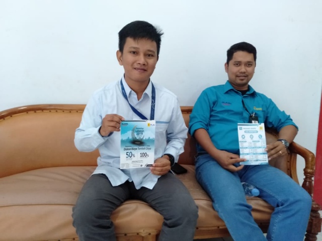 Manager PLN ULP Bantaeng, Rhamadani Wibisono (kanan) dan Supervisior Teknik, Ufo (kiri). (Berita.news/Fitriani Aulia Rizka).