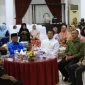 Pj wali kota Makassar, Dr M Iqbal S Suhaeb bersama Ketua PPM Sulsel Agus Arifin Nu'mang saat menghadiri acara halal bihalal PPM Sulsel di Baruga Anging Mamiri, Rumah Jabatan Wali Kota Makssar, Jalan Penghibur, Jumat (21/06/2019).(Berita.news/Ratih Sardianti Rosi).