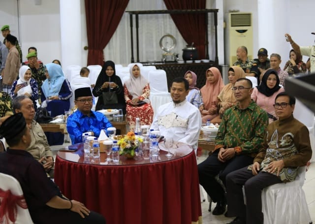 Pj wali kota Makassar, Dr M Iqbal S Suhaeb bersama Ketua PPM Sulsel Agus Arifin Nu'mang saat menghadiri acara halal bihalal PPM Sulsel di Baruga Anging Mamiri, Rumah Jabatan Wali Kota Makssar, Jalan Penghibur, Jumat (21/06/2019).(Berita.news/Ratih Sardianti Rosi).