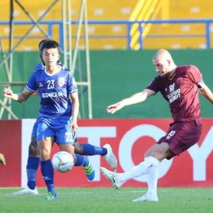 Pemain PSM Makassar, Wiljan Pluim (kanan) saat pertandingan versus Becamex Binh Duong, di Go Dau Stadium, Vietnam, Rabu (19/6/2019). (Foto: AFC)