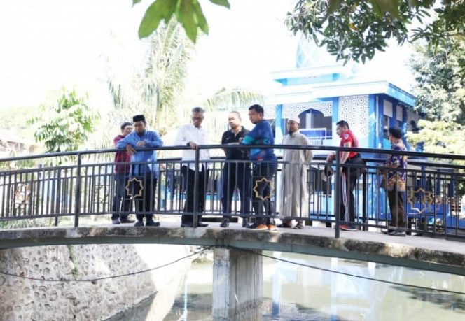 					Pj Wali Kota Makassar Dr M Iqbal S Suhaeb bersama Ketua Pengurus Yayasan Haji Ustaz Muhammad Iqbal Abdul Djalil LC di Kelurahan Pai, Kecamatan Biringkanayya, Sabtu (20/7/2019).(Berita.news/Ratih Sardianti Rosi). 