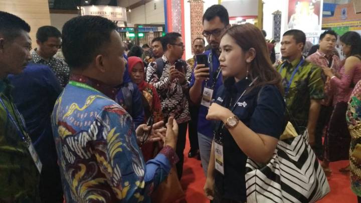 Bupati Bantaeng (Baju batik biru) saat memperkenalkan potensi daerah pada salah satu peserta AOE. (Berita.news /Fitriani Aulia Rizka).