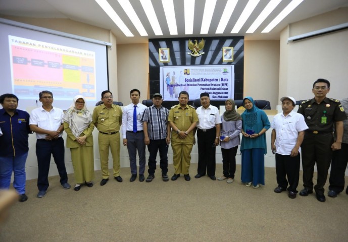 Pj Walikota Makassar Dr M Iqbal S Suhaeb Foto bersama usai Sosialisasi Bantuan Stimulan Perumahan Swadaya (BSPS) di Ruang Sipakatau Balaikota Makassar, Senin (15/7/19).(Berita.news /Ratih Sardianti Rosi).