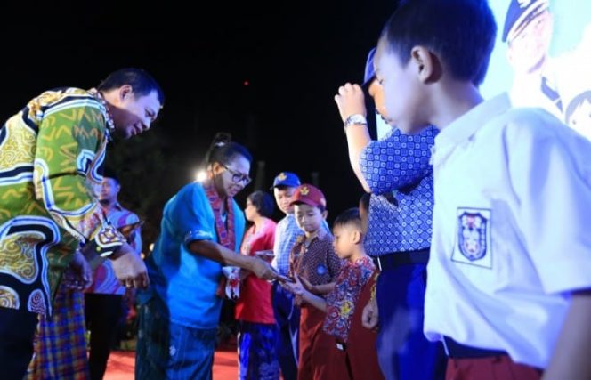 					Pj Wali Kota Makassar Dr M Iqbal S Suhaeb bersama Menteri Pemberdayaan Perempuan dan Perlindungan Anak Republik Indonesia Yohana Susana Yembise saat menghadiri penutupan FAN di Fort Rotterdam, Senin (22/7/2019). (BERITA.NEWS/Ratih Sardianti Rosi). 