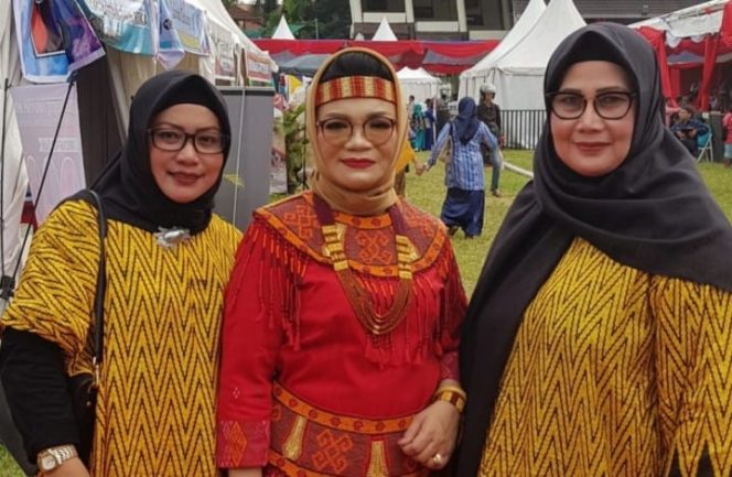 					Ketua PKK Luwu Kagumi Ibu Gubernur Masuk Lima Besar Fashion Show Baju Adat Nasional