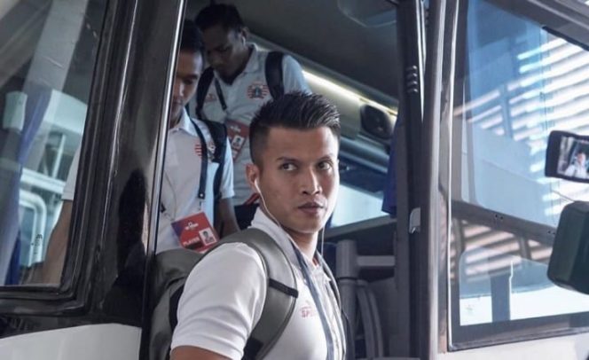 					Kiper Persija Shahar Ginanjar saat menuruni bus pemain. (Ig Persija)