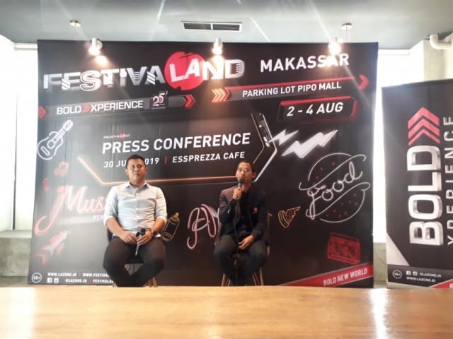 Branch Promotion Kordinator DSO Djarum Makassar, Dwi Wijayanto (kiri) dan Project Officer FestivaLAnd Dyandra Promosindo, Restu kurniawan saat melakukan konferensi pers di Essprezza Cafe Makassar, Selasa (30/7/2019). (BERITA.NEWS/Ratih Sardianti Rosi).