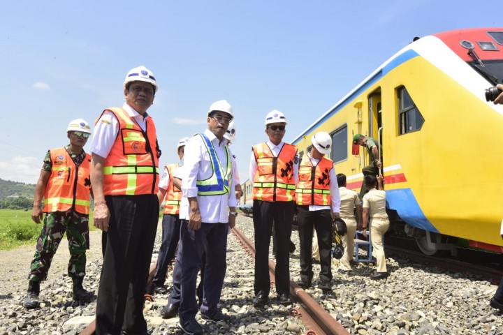 Gubernur Sulsel Nurdin Abdullah dan Menhub Budi Karya Sumadi saat tinjau Rel KA Trans Sulsel Makassar-Barru. (BERITA.NEWS/KH).