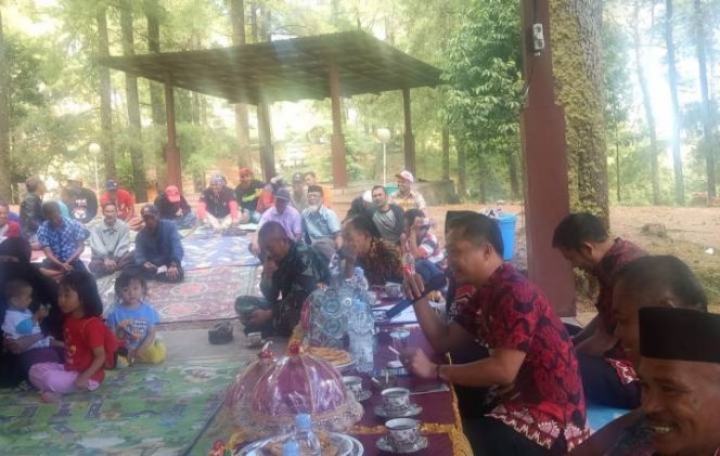 					Camat Tinggimoncong, Andry Mauritz saat menggelar pembinaan kepada pemilik usaha Rumah Makan di Malino. 