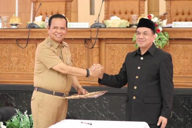 					Bupati Luwu H Basmin Mattayang usai menyerahkan Draf  RPJMD. (Berita.news/Asri). 