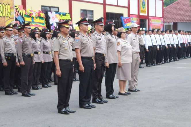 					Upacara Korps Raport Kenaikan Pangkat Periode 1 Juli 2019 di halaman Polres Gowa. (Berita.News/ACP)