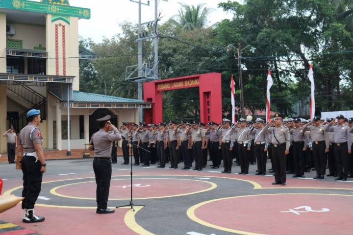 Upacara Korps Raport yang di Pimpin Kapolres Takalar AKBP Gany Alamsyah Hatta di halaman Mapolres Takalar, Senin (1/7/2019). (Berita.news/Abdul Kadir)