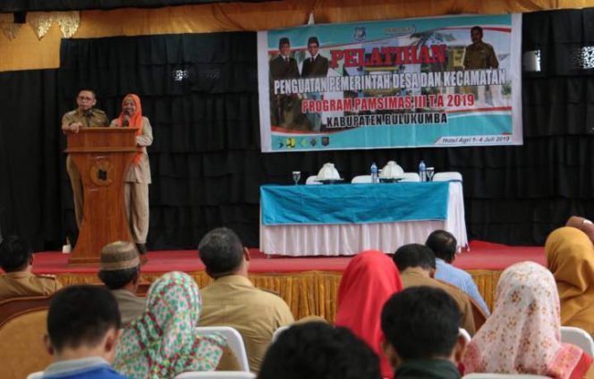 					Sardiana pengelola Pamsimas saat dampingi Wabup Bulukumba. (Berita.news/Idul). 