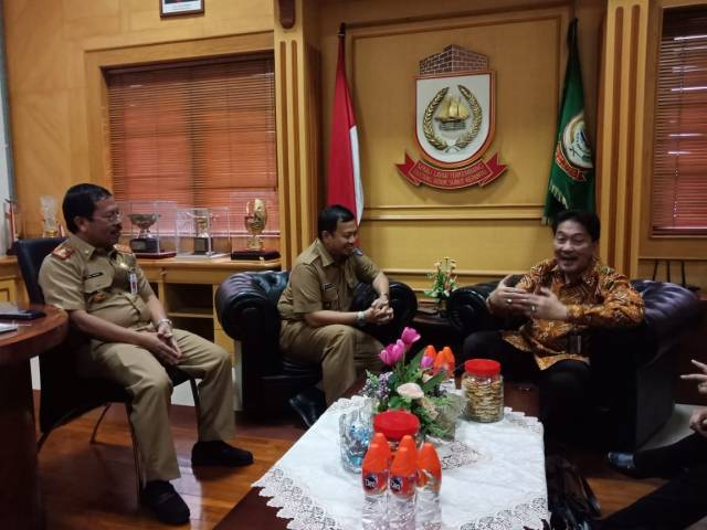 Koordinator Wilayah 8 Adliansyah Malik Nasution saat melakukan Monev bersama Pj Wali Kota Makassar Dr M Iqbal S Suhaeb dan Sekretaris Daerah Kota Makassar, M Ansar di Balai Kota, Selasa (2/07/19).