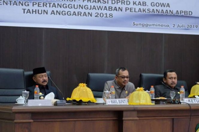 					Wakil Bupati Gowa, Abd Rauf Malaganni (kiri) saat menghadiri rapat paripurna dalam rangka mendengarkan pemandangan umum fraksi-fraksi terhadap Ranperda tentang laporan pertanggungjawaban pelaksanaan APBD 2018 Kabupaten Gowa. (Berita.news/ACP). 