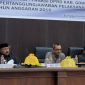 Wakil Bupati Gowa, Abd Rauf Malaganni (kiri) saat menghadiri rapat paripurna dalam rangka mendengarkan pemandangan umum fraksi-fraksi terhadap Ranperda tentang laporan pertanggungjawaban pelaksanaan APBD 2018 Kabupaten Gowa. (Berita.news/ACP).