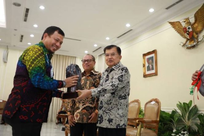 					PJ Wali Kota Makassar, Iqbal Suhaeb saat menerima penghargaan langsung oleh Wakil Presiden RI Jusuf Kalla di Istana Wakil Presiden Jakarta, Rabu (3/7/19).(Berita.news/Ratih Sardianti Rosi). 