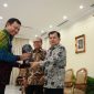PJ Wali Kota Makassar, Iqbal Suhaeb saat menerima penghargaan langsung oleh Wakil Presiden RI Jusuf Kalla di Istana Wakil Presiden Jakarta, Rabu (3/7/19).(Berita.news/Ratih Sardianti Rosi).