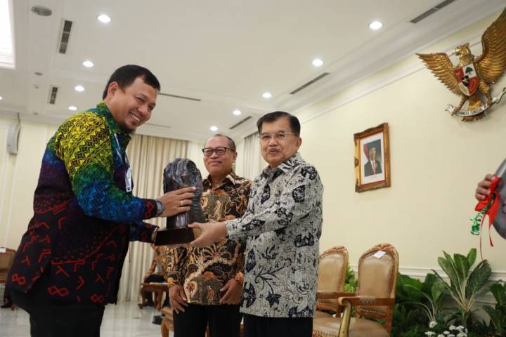 PJ Wali Kota Makassar, Iqbal Suhaeb saat menerima penghargaan langsung oleh Wakil Presiden RI Jusuf Kalla di Istana Wakil Presiden Jakarta, Rabu (3/7/19).(Berita.news/Ratih Sardianti Rosi).