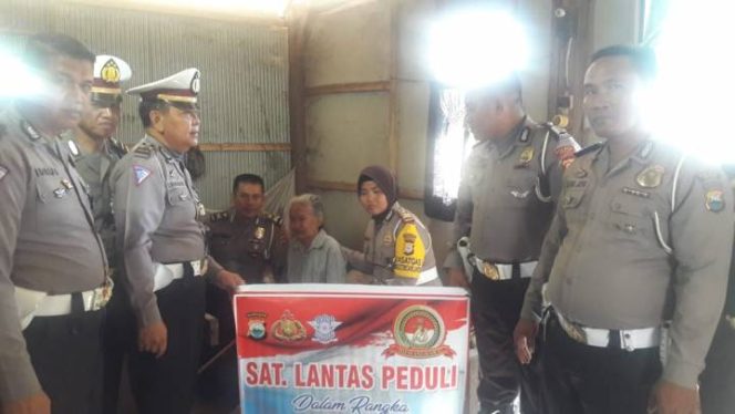 					AKP Ambar Laksmi dan Personel saat berada dikediaman Daeng Te'na. (Berita.news/Abdul Kadir). 