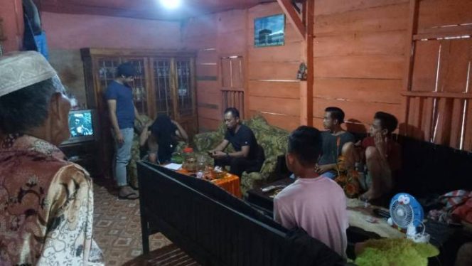 					Tersangka MT saat terciduk di rumahnya. (Berita.news/Fitriani Aulia Rizka). 