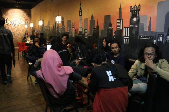 					Workshop dan foto sesion peserta lensa polimedia di cafetaria pasat segar, Minggu (8/7/19).)(Berita.news/Ratih Sardianti Rosi). 