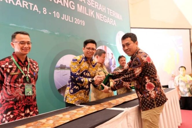 					Wabup Bulukumba Tomy Satria Yulianto menerima bantuan hibah PJUTS sebanyak 100 unit. (Berita.news/Idul) 