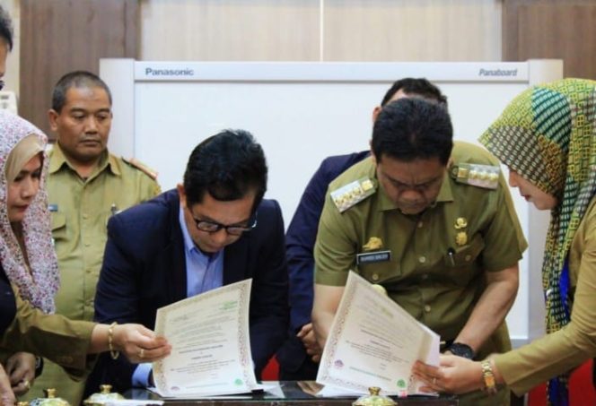 					Penandatanganan MoU oleh Bupati Kabupaten Barru, Ir. H. Suardi Saleh bersama Prof. Saleh Pallu, M.Eng di Ruang Rapat Bupati Barru, Selasa (09/07/2019).(Berita.news/Ratih Sardianti Rosi). 