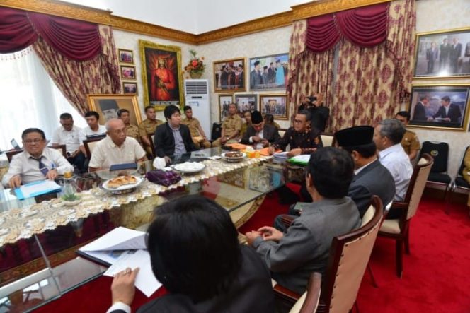 					Gubernur Sulsel Nurdin Abdullah bahas solusi atasi bau busuk di pantai Losari. (Berita.news/KH). 
