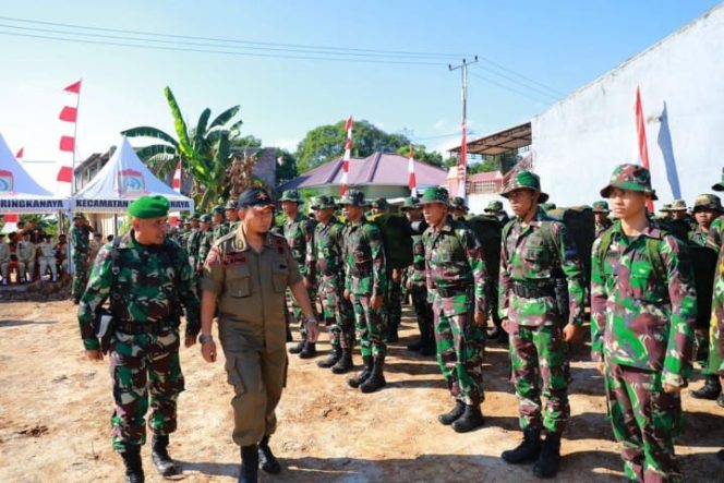 					Pj Wali Kota Makassar, Dr M Iqbal S Suhaeb saat melaksanaan upacara pembukaan program TMMD di Jalan Prof Fahruddin Daeng Ramang, Kelurahan Sudiang, Kecamatan Biringkanaya, Selasa (9/07/19).(Ratih Sardianti Rosi). 