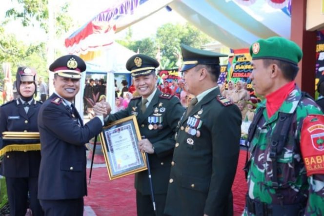 					Kapolres Takalar AKBP Gany Alamsyah saat memberikan penghargaan dari Kapolda Sulsel kepada dandim 1426 Takalar. (Berita.news/Abdul Kadir). 