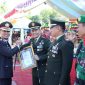 Kapolres Takalar AKBP Gany Alamsyah saat memberikan penghargaan dari Kapolda Sulsel kepada dandim 1426 Takalar. (Berita.news/Abdul Kadir).