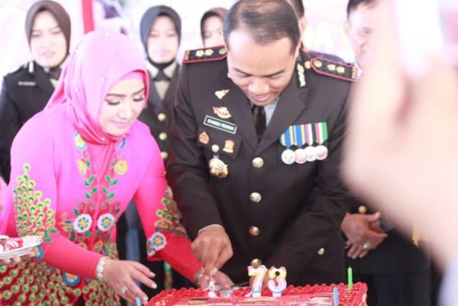 					Kapolres Bulukumba Akbp Syamsu Ridwan didampingi Dandim 1411 Bulukumba, Letkol Arm Joko Triyanto hadir meniup kue ulang tahun ke - 73. (Berita.news/Idul) 