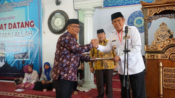 Bupati Bulukumba Serahkan 432 Jamaah Calon Haji ke PPIH. (Berita.news/Idul).