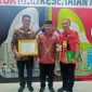 Wakil Bupati Gowa, Abd Rauf Malaganni didampingi Kepala Dinas Kesehatan Kabupaten Gowa, dr Hasanuddin saat penerimaan penghargaan Pastika Parama dari Kementerian Kesehatan RI. (Berita.news/ACP).
