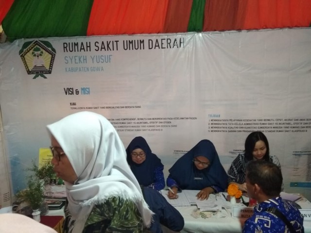 Suasana pemeriksaan kesehatan gratis di stand milik RSUD Syekh Yusuf.(Berita.news/ACP).