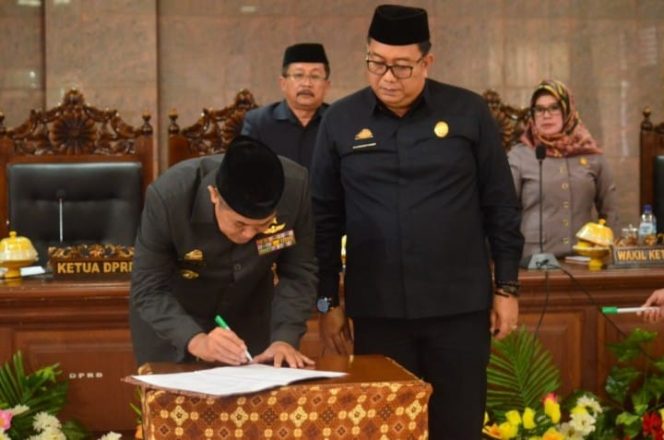 					Bupati Bulukumba AM Sukri Sappewali Di dampingi Ketua DPRD Terhadap Penandatangan Hasil Pertanggungjawaban APBD Tahun 2018.(Berita.news/Idul). 