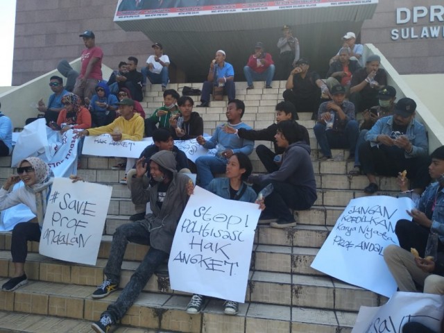 Demontrasi simpatisan Prof Andalan tolak sidang Hak Angket Dewan di depan kantor DPRD Sulsel.(Berita.news/KH).
