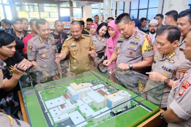 					Wakil Gubernur Sulsel Andi Sudirman Sulaiman bersma Kapolda Sulsel Irjen Pol Hamidin.(Berita.news/KH). 