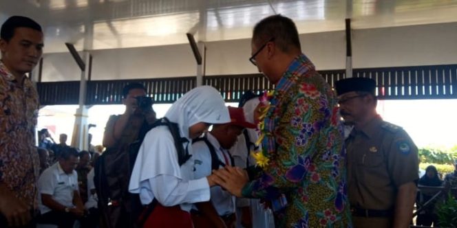 					Penyerahan bantuan peralatan sekolah secara simbolis oleh Menteri Sosial RI Agus Gumiwang Kartasasmita kepada siswa SD dan SMP di Gowa. (Berita.news/ACP). 