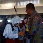 Penyerahan bantuan peralatan sekolah secara simbolis oleh Menteri Sosial RI Agus Gumiwang Kartasasmita kepada siswa SD dan SMP di Gowa. (Berita.news/ACP).