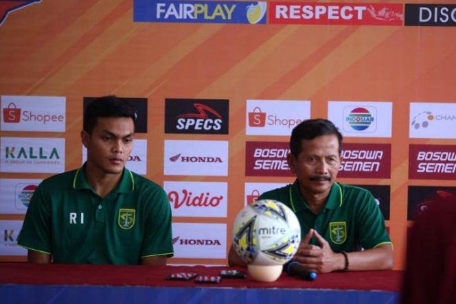 					Pelatih Persebaya Surabaya Djajang Nurdjaman (Kanan).(Berita.news/Alfiandiz). 