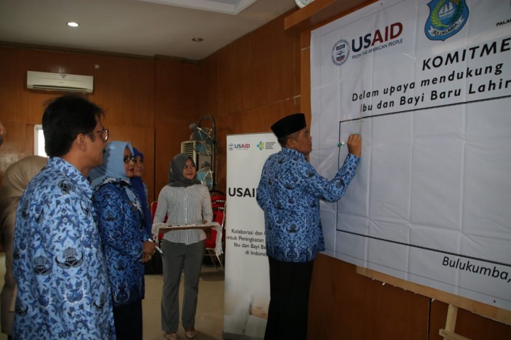 Bupati Bulukumba menandatangani komitmen bersama mendukung penurunan jumlah kematian ibu dan bayi lahir di Kabupaten Bulukumba. (Berita.news/IL).