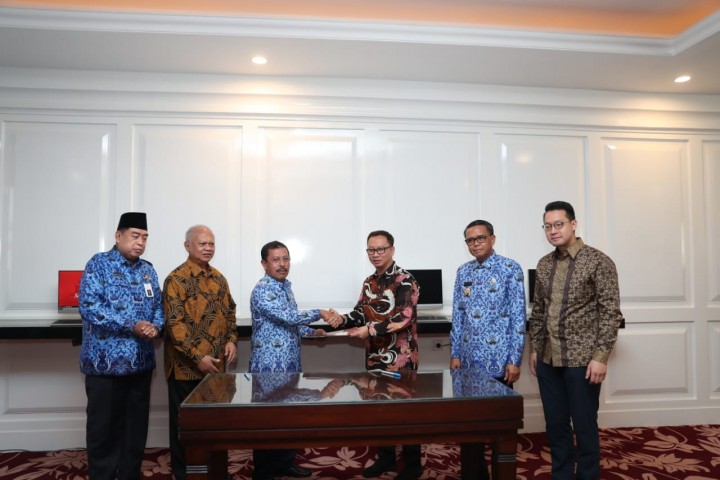 Sekretaris Daerah Kota Makassar M Ansar saat menghadiri penyerahan lahan oleh GMTD di kantor Gubernur Sulsel, Rabu (17/07/19) siang.