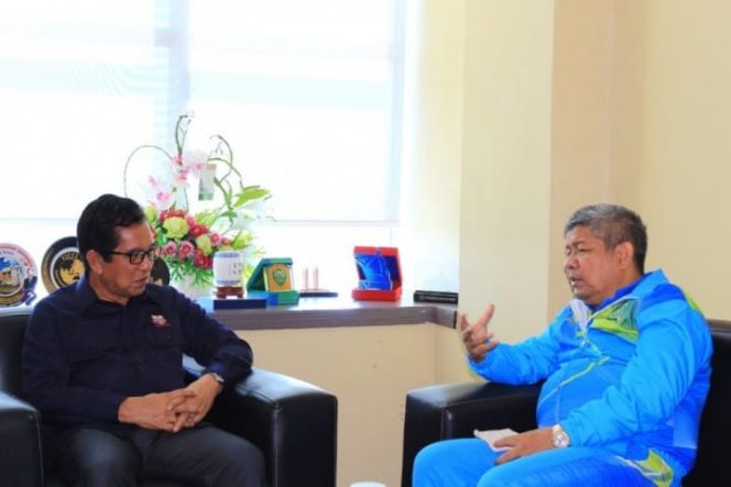 					Kajati Sulselbar, Dr. Firdaus Dewilmar, SH.,M.Hum saat melalukan kunjungan kerja yang disambut oleh Rektor Unibos. Prof. Saleh Pallu, M.Eng di Ruang Rektor, Rabu (17/07/2019). (Berita.news/Ratih Sardianti Rosi). 