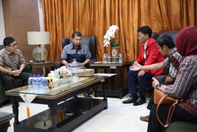 					Pertemuan Pj Wali Kota Makassar Dr M Iqbal S Suhaeb dengan Alumni Ilmu Doktor Ekonomi Unhas di Rumah Jabatan Wali Kota Makassar, Jalan  Penghibur No. 1, Kamis (18/07/2019). (Berita.news/Ratih Sardianti Rosi). 