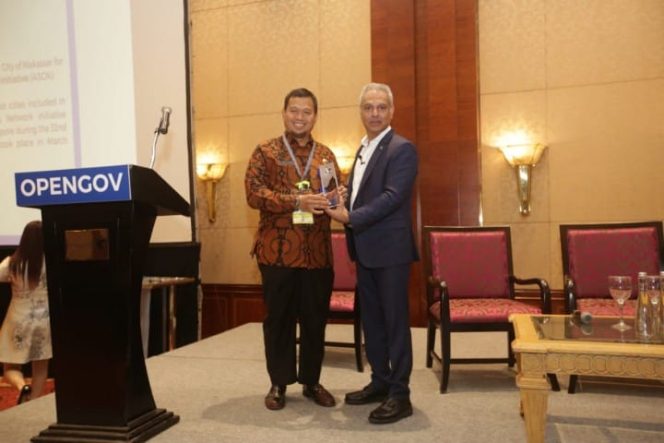 					Pj Wali Kota Makassar Dr M Iqbal S Suhaeb saat menerima langsung penghargaan dari Editor in Chief and Managing Director of OpenGov Mohit Sagar, Kamis (18/7/2019). (Berita.news/Ratih Sardianti Rosi). 