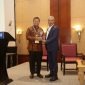 Pj Wali Kota Makassar Dr M Iqbal S Suhaeb saat menerima langsung penghargaan dari Editor in Chief and Managing Director of OpenGov Mohit Sagar, Kamis (18/7/2019). (Berita.news/Ratih Sardianti Rosi).
